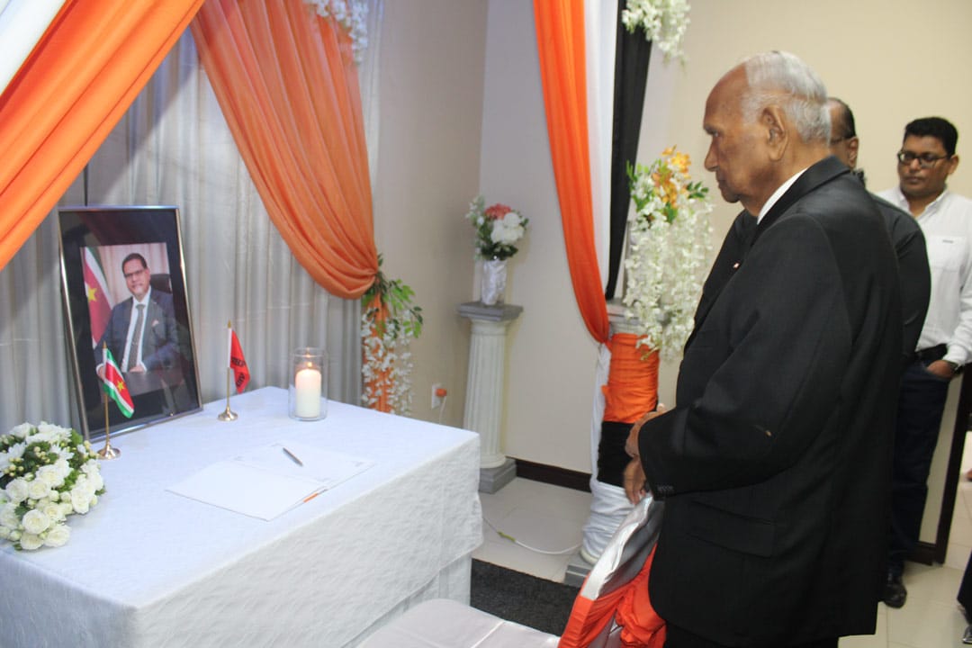 Read more about the article Vol idealen keerde Chan Santokhi terug naar Suriname, maar als president toonde hij eigenzinnige trekken