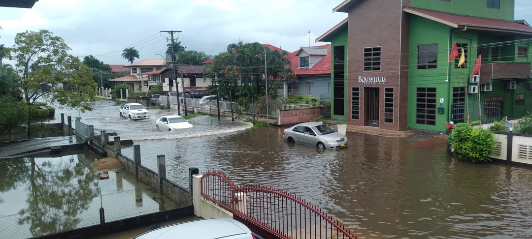 Straten-onder-water-zware-regen-paramaribo