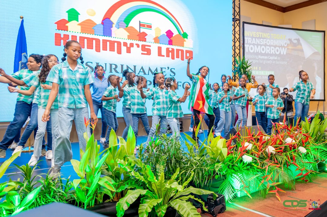 Franse-ambassadeur-in-Suriname,-Nicolas-de-Bouillane-de-Lacoste-nationaal-onderwijscongres