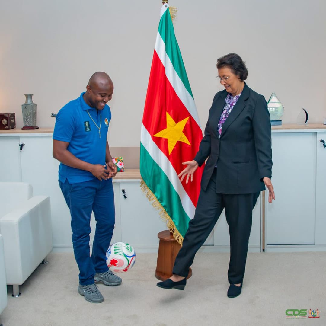 STVS-doet-WK-aftrap-met-symbolische-overdracht-sportmateriaal-aan-president