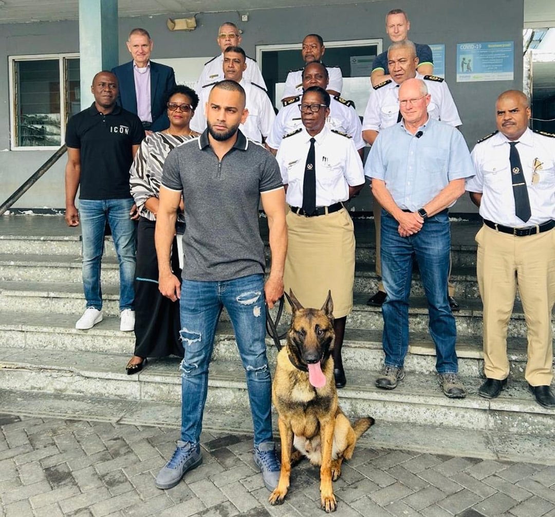 Surinaamse-douane-krijgt-eerste-officiële-drugsspeurhond