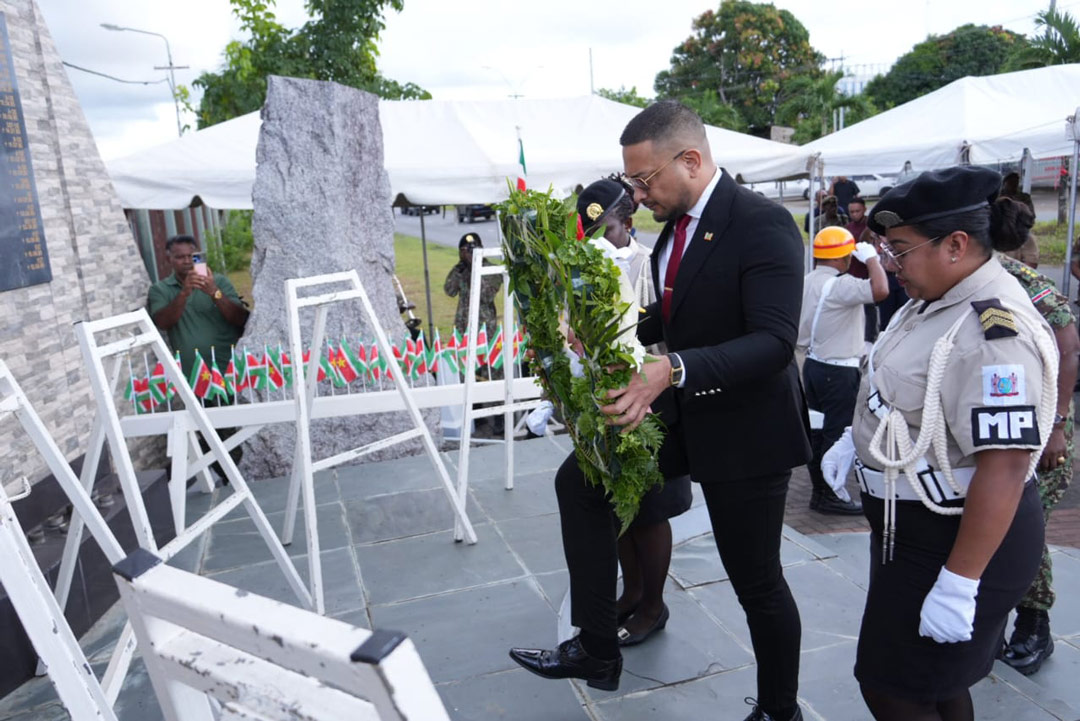 Minister-Uraiqit-Ramsaran-van-Defensie-monument-omgekomen-militairen