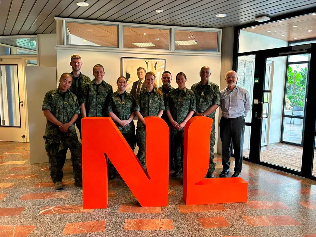 Surinaamse-en-Nederlandse-militairen-verlenen-gratis-gezondheidszorg-in-Moengo-en-Albina