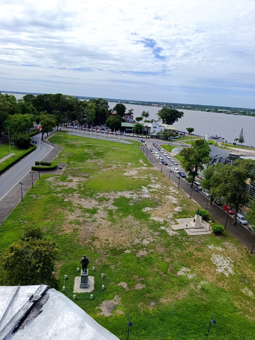 VERWAARLOOSD-onafhankelijkheidsplein