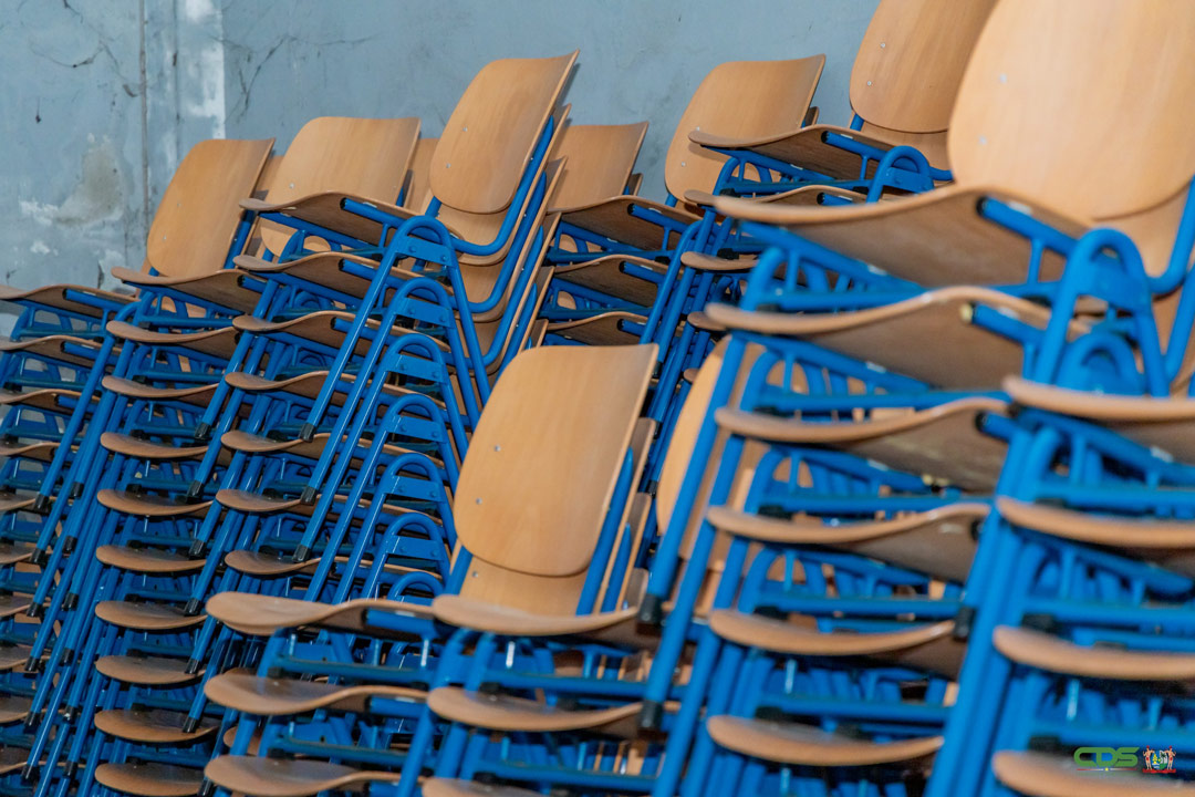 schoolmateriaal-tafels-en-stoelen-school schoolmateriaal-tafels-en-stoelen-school